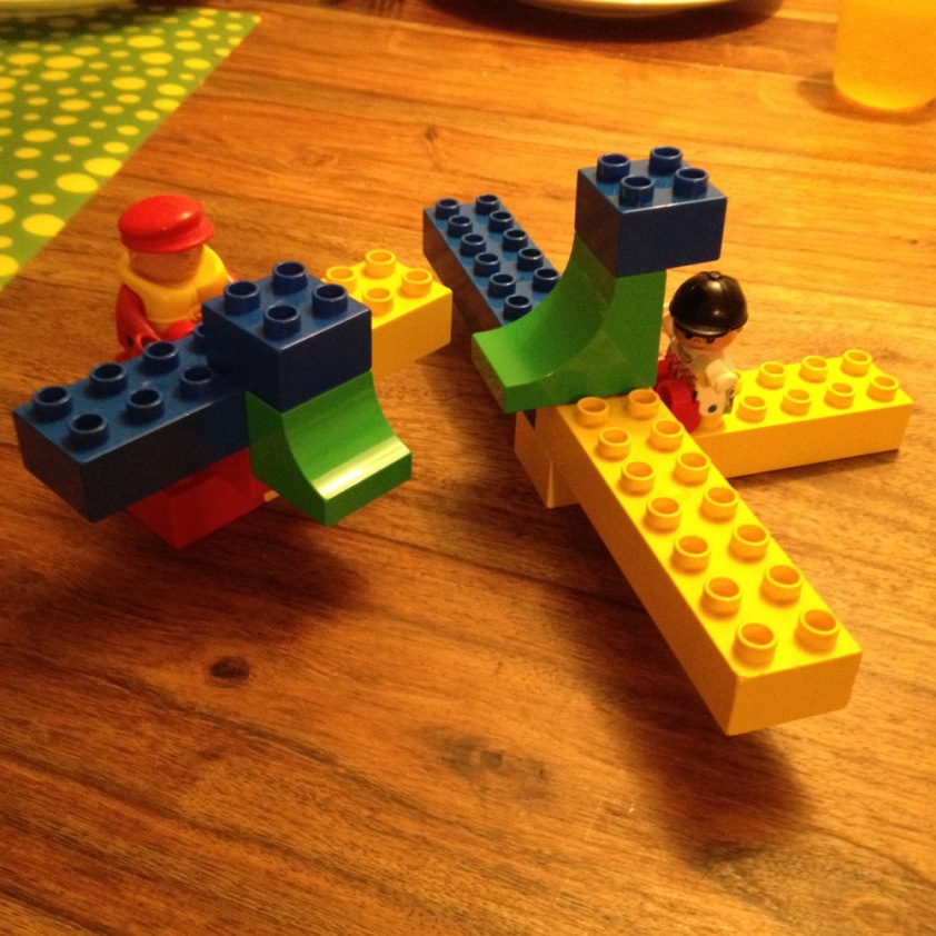 Das Kind hat mit Herrn Rabe zwei Drachen gebaut. Einen großen für das Kind und einen kleinen für Herrn Rabe.
